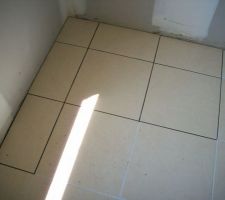 Les derniers carreaux manquants dans le bureau ont été posés.