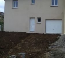 Manque que le gravier devant le garage