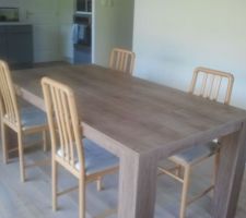 Nouvelle table de salon mais sans ses chaises pour l'instant!!