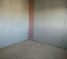 Un bout du placo antifeu, la o&ugrave; passeras le conduit