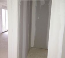 Entr&eacute;e sous escalier (il y aura le chauffe eau ici)