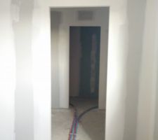 Chambre parentale vu dressing et au fond salle d'eau