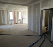 A droite le coffrage pour encaster le futur frigo AM