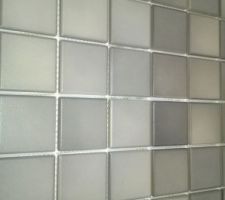 Les trois carreaux de gauche - carrelage de la douche à l'italienne