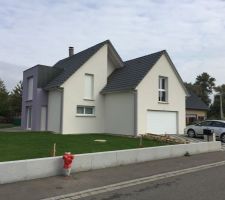 Vu extérieur de la maison, il reste encore les plantations à mettre en place