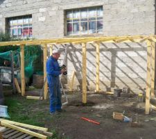 Comme le bois c'est notre dada, on construit une cabane d'environ 12m² afin de ranger les vélos des enfants, salon cde jardin, barbecue...