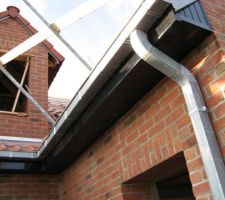 Gouttière   sous-toiture en PVC noir