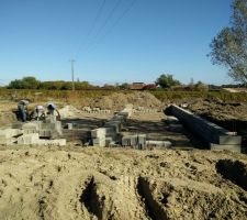 Voici les premières pierres de posées. Hier ils ont creusé et coulé la chape. Et depuis ce matin les parpaings se montent.
A première vue c'est bien monté, lisse, propre.