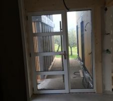 Faux-poteaux à l'entrée