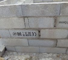 Parpaing cassé sur le mur du VS et trou dans les joints