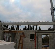 Poutre b&eacute;ton c&ocirc;t&eacute; entr&eacute;e / cuisine