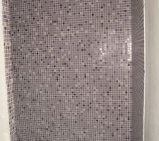 Mosa&iuml;que dans la douche &agrave; l'italienne