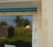 Eau stagnante au niveau des sous face de volet enduit toujours humide lors de pluie ???? donnez moi votre avis merci ???
