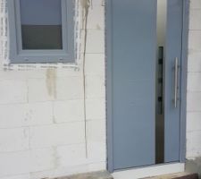 Porte d'entrée et fenêtre toilettes