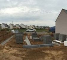 Le terrassement est fait, fondations coul&eacute;es, col de cygne pose!