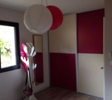 Ports de placard framboise et sable dans la chambre de la grande