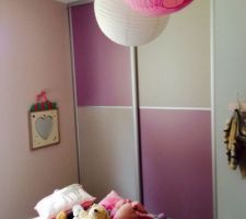 Ports de placard vieux rose et craie dans la chambre de la petite