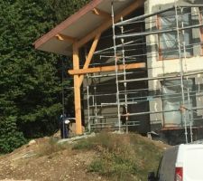 Entoilage de la fa&ccedil;ade.
Une premi&egrave;re couche de colle pour poser la trame puis finition en gr&eacute;s&eacute;.
Cette finition est fortement conseill&eacute;e pour l'isolation ext&eacute;rieure.