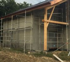 Entoilage de la fa&ccedil;ade.
Une premi&egrave;re couche de colle pour poser la trame puis finition en gr&eacute;s&eacute;.
Cette finition est fortement conseill&eacute;e pour l'isolation ext&eacute;rieure.
