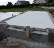 Dalle du garage qu'on a voulu la plus lisse possible car elle sera carrelée