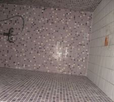 Fa&iuml;ence douche &agrave; l'italienne et carrelage anti-d&eacute;rapant