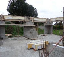 Vue sur salon et salle a manger dans l'angle depuis le hall d'entrée