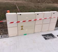 Les compteurs... et une des bornes du terrain!