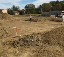 Décapage à 30cm... On commence à se rendre compte de l'empreinte de la maison.