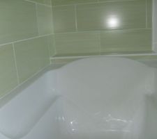 Joints faits autour de la baignoire et sur la tablette