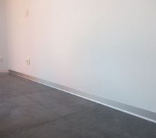 Pose des plinthes alu