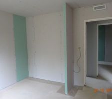 Chambre 2 avec cloison mitoyenne avec la salle de bain au niveau du placard