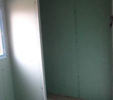 Salle de bain avec cloison masquant la partie toilettes