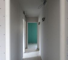 Couloir avec les grilles de diffusion Ribo vers les trois chambres. Gaines pour alimentation éclairage couloir