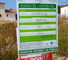 Panneaux affiché tout suite après réception du permis de construire.