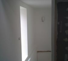 Peinture en 2 couches de blanc au niveau des escaliers