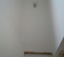 Peinture en 2 couches de blanc au niveau des escaliers