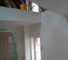 Peinture en 2 couches de blanc au niveau des escaliers