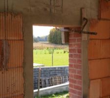 Contour fen&ecirc;tre de c&ocirc;t&eacute;, la ma&ccedil;onnerie est faite.