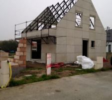 La structure du toit et les derniers murs !!
