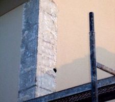 Réfection de l'enduit 28 mois après sa mise en oeuvre ==> Piochage des modénatures pour application d'une couche supplémentaire d'enduit.
