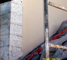 Réfection de l'enduit 28 mois après sa mise en oeuvre ==> Piochage des modénatures pour application d'une couche supplémentaire d'enduit.