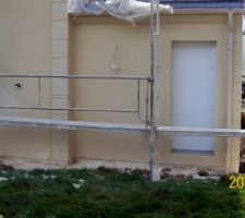 Réfection de l'enduit 28 mois après sa mise en oeuvre ==> Application d'une couche supplémentaire d'enduit.