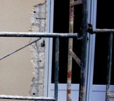 Réfection de l'enduit 28 mois après sa mise en oeuvre ==> Piochage des entourages des ouvertures pour Application d'une couche supplémentaire d'enduit.