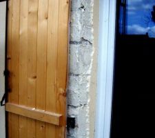 Réfection de l'enduit 28 mois après sa mise en oeuvre ==> Piochage des entourages des ouvertures pour Application d'une couche supplémentaire d'enduit.