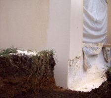 Réfection de l'enduit 28 mois après sa mise en oeuvre ==> Application d'une couche supplémentaire d'enduit.