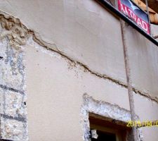 Réfection de l'enduit 28 mois après sa mise en oeuvre ==> Piochage des modénatures et application d'une couche supplémentaire d'enduit.