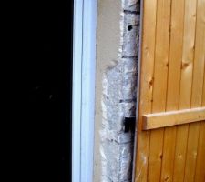 Réfection de l'enduit 28 mois après sa mise en oeuvre ==> Piochage des entourages des ouvertures pour Application d'une couche supplémentaire d'enduit.