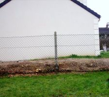 REMBLAI - Différence de niveau de terrain en aval de la pente (limite de propriété voisine) suite à la mise en place du remblai par le constructeur.