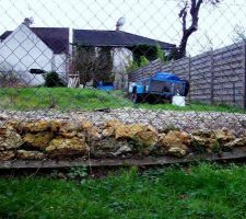 REMBLAI - Différence de niveau de terrain en aval de la pente (limite de propriété voisine) et décalage des bordures du terrain suite à la mise en place du remblai par le constructeur