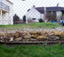 REMBLAI - Différence de niveau de terrain en aval de la pente (limite de propriété voisine) et décalage des bordures du terrain suite à la mise en place du remblai par le constructeur.